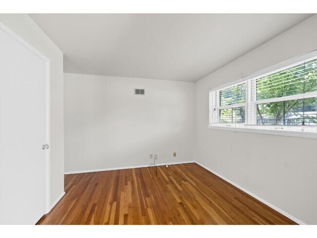 Building Photo - 718 Wenneker Dr