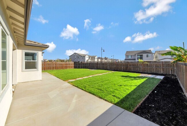Building Photo - Beautiful Corner Lot 3 Bed 3 Bath Home