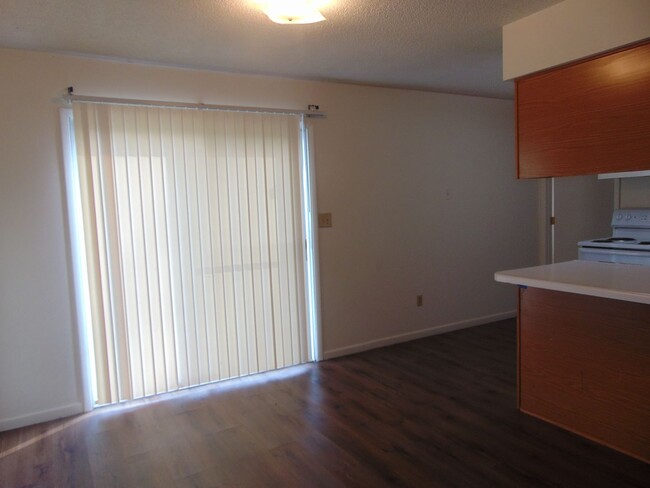 Building Photo - Nice 3 Bedroom 2.5 Bathroom Townhome!