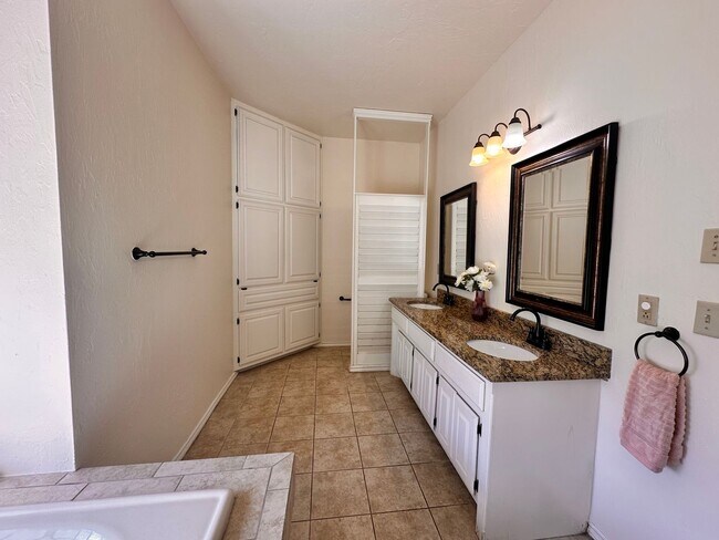 Building Photo - Spacious 4 Bed in Deer Creek