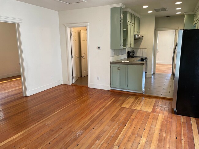 Building Photo - 325 N Jefferson St