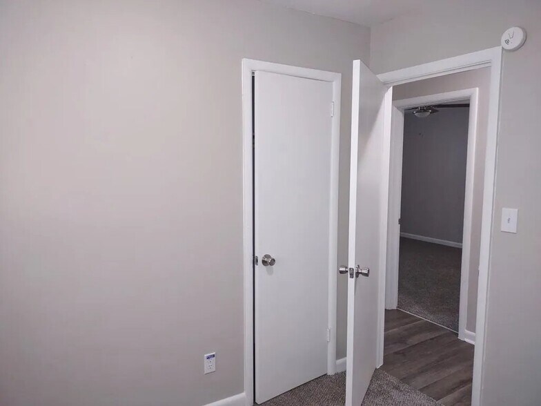 Building Photo - 1630 Edgechester Ave