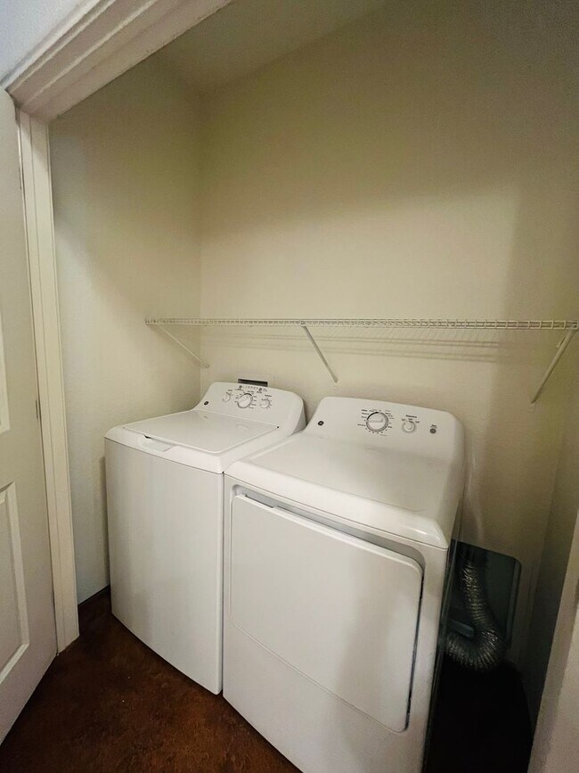 Building Photo - * MOVE IN SUMMER 6/27/2027 * $6500/$1300 per bed average 5 Bed 3 Bath 3 Block to TCU