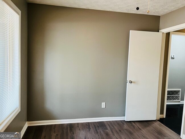 Building Photo - 142 Summerwood Dr