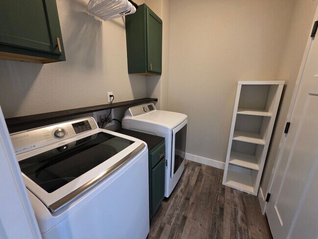 Building Photo - Spacious 5 Bed, 3 Bath Home in Desirable M...