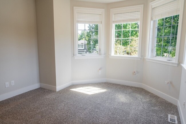 Building Photo - 5Bd/4.25Ba Kirkland House