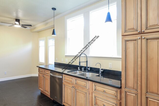 Building Photo - Stunning 3BR / 2BA Split-Level Home in Maxwell Park!