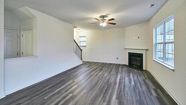 Building Photo - Room in Single Family Home on N Great White Way