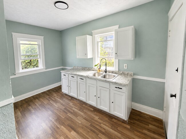 Building Photo - 10628 Greenlawn Ave