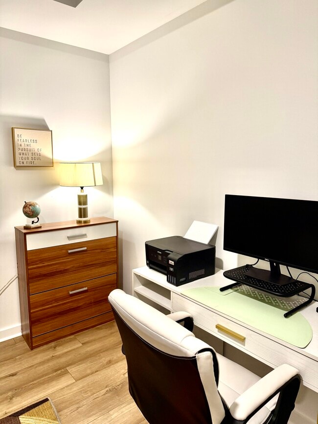 Building Photo - Luxury Townhome