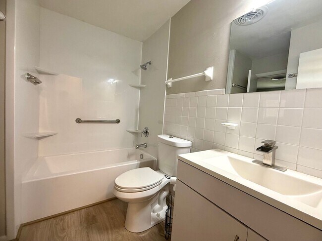 Building Photo - Charming 3-Bedroom Townhome with Fenced Yard