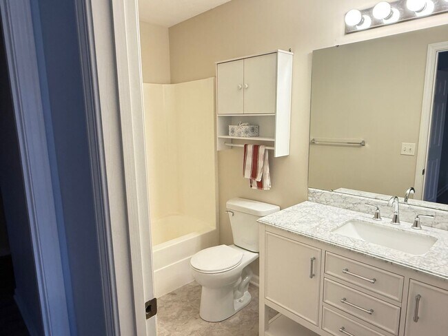 Building Photo - Beautiful 3B 2.5 bathroom townhouse in Normal