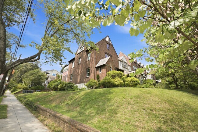 Building Photo - 1500 44th St NW