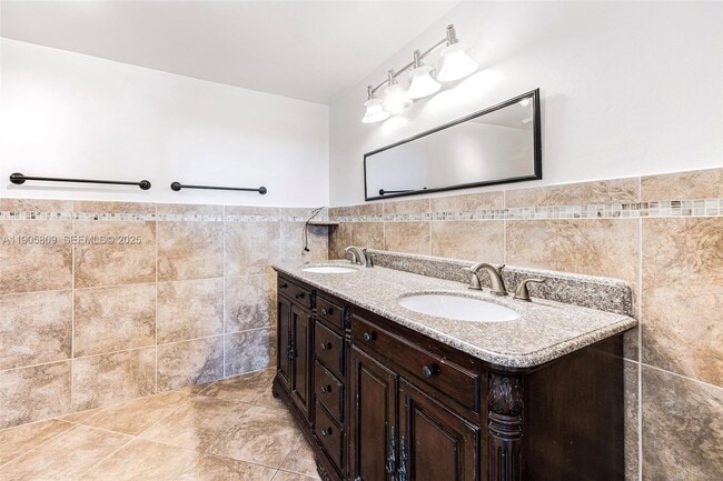 Building Photo - 770 NE 199th St