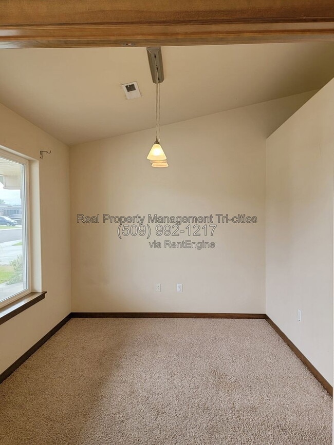 Building Photo - 689 Tanglewood Dr
