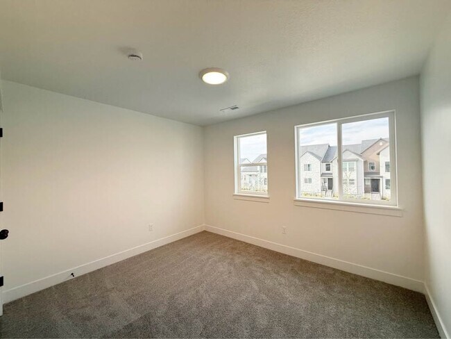 Building Photo - 3759 950 N