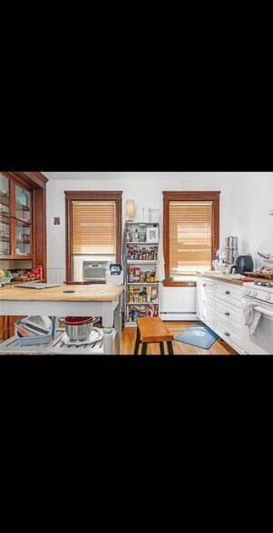 Building Photo - 207 Jewett St