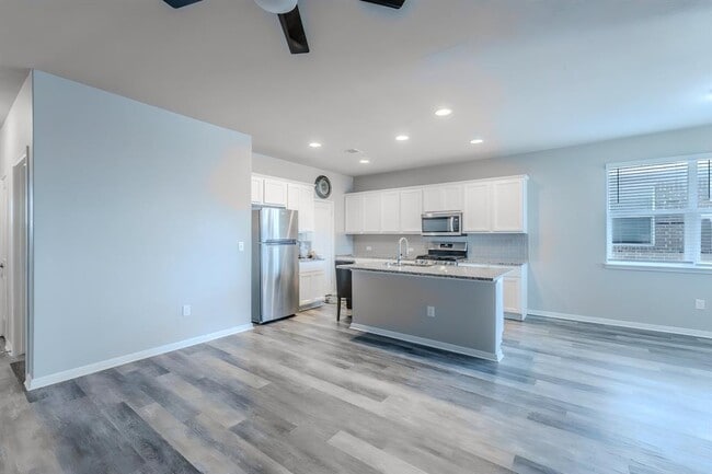 Building Photo - 225 Baum Dr