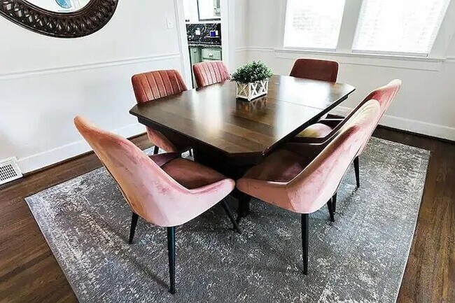 Building Photo - Spacious and homey home in the heart of Ro...
