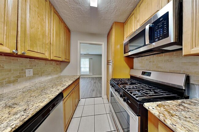 Building Photo - 2043 Shadow Rock Dr