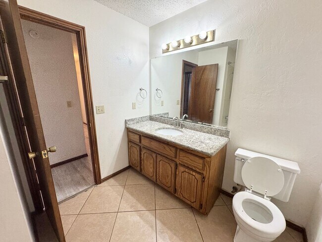 Building Photo - 3 Bed 2 bath!