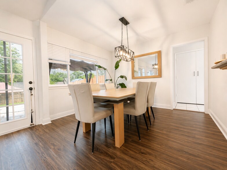 Building Photo - 3840 Horizon Dr