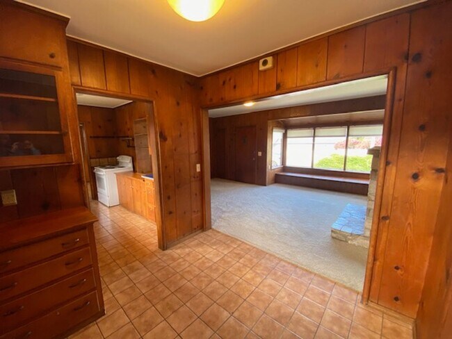 Building Photo - Beach Tract Cottage!