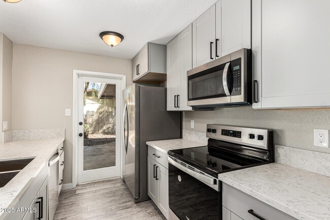 Building Photo - 600 E Bell De Mar Dr