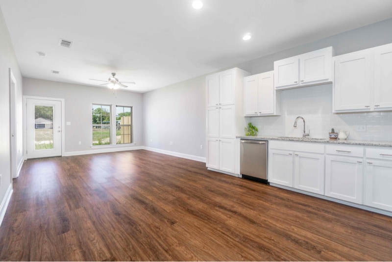 Building Photo - 33260 LA-16