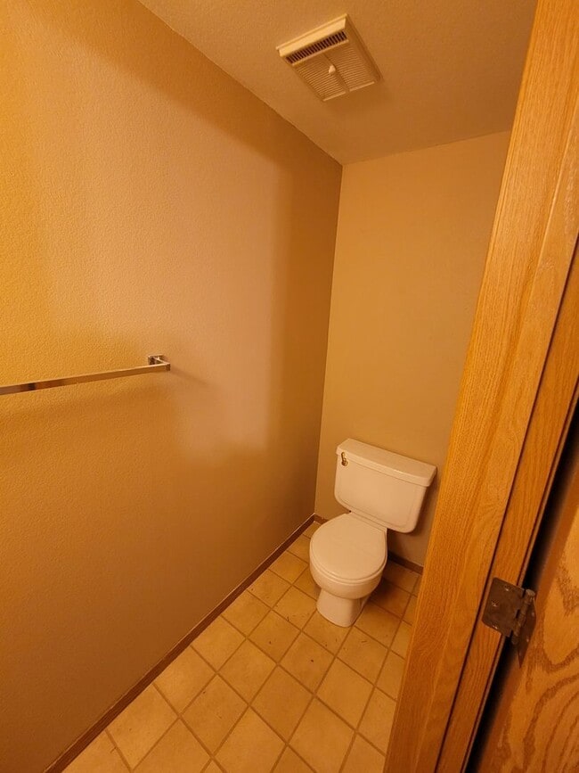 Building Photo - Great Townhome in a Gated Community