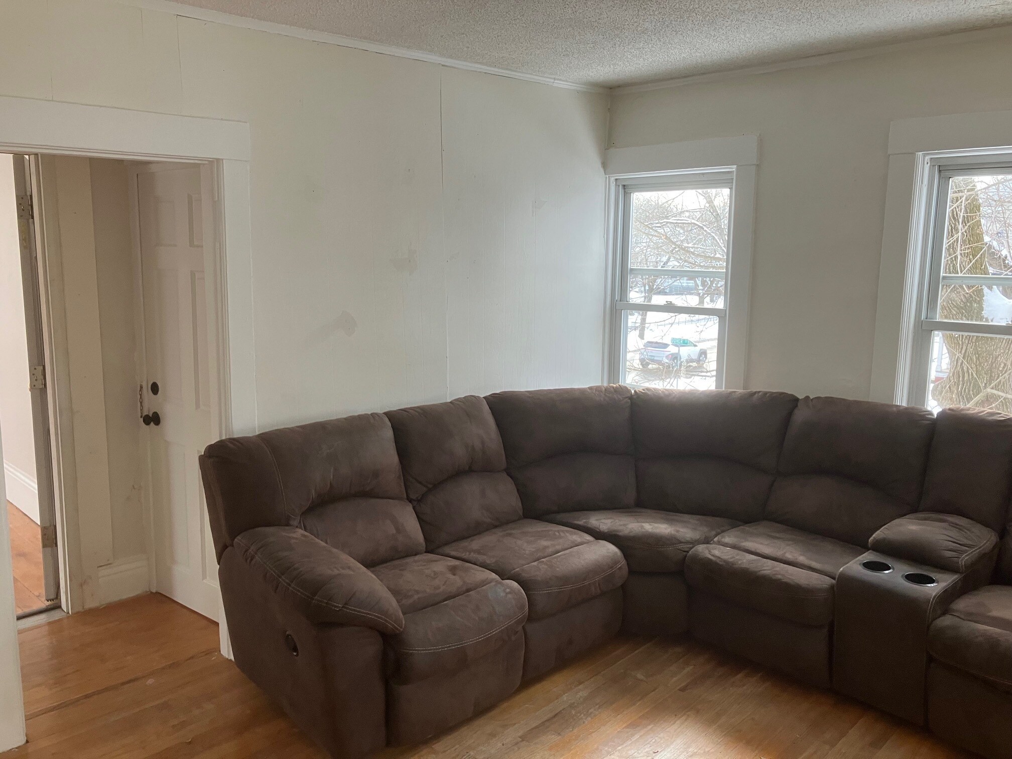 Living room - 186 Roxbury St