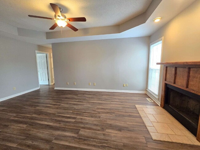 Building Photo - 1729 Crestview Dr