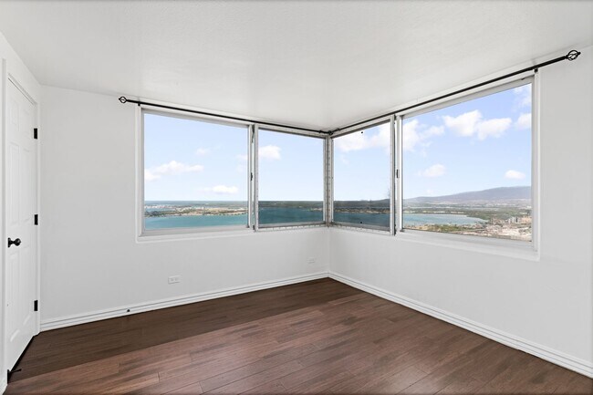 Building Photo - Beautifully Renovated 2 bedroom Penthouse with a Roof-Top Loft and Lanai!