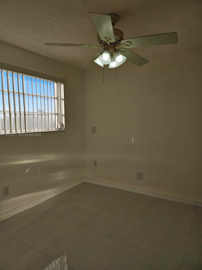 Building Photo - 325 NW 72nd Ave