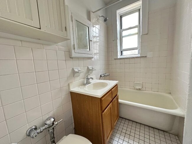 Building Photo - 1 bedroom in ASTORIA NY 11102