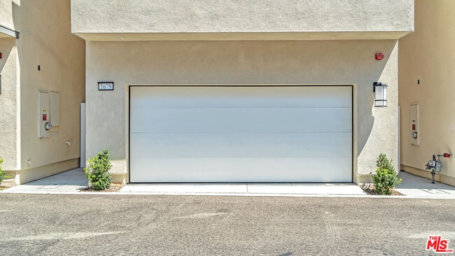 Building Photo - 1679 Lexington Ln