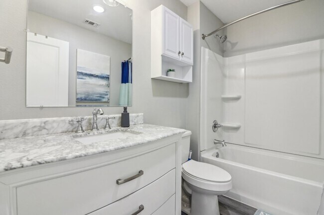 Building Photo - 6165 River Pointe Dr