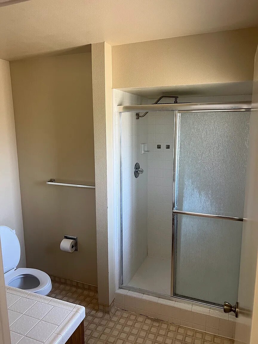 Primary bathroom - 1533 N 1st St