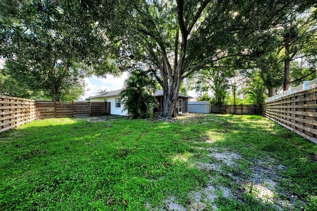 Building Photo - STUNNING 3 BEDROOM, 2 BATHROOM, 2 CAR GARAGE HOME LOCATED IN THE HIGHLY SOUGHT AFTER BRIARWOOD CO...