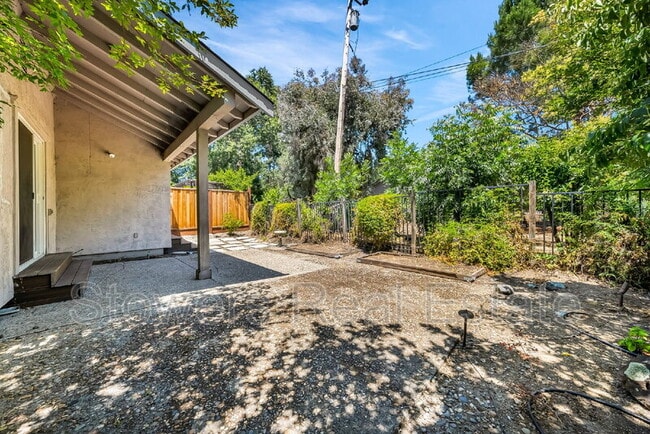 Building Photo - 38 Circle Creek Ct