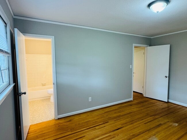 Building Photo - Freshly Renovated 4-Bedroom Retreat!