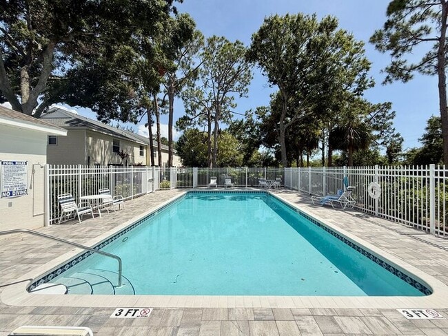 Building Photo - 13706 Forest Lake Dr