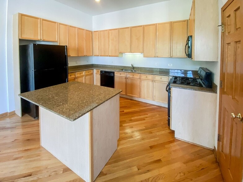 Building Photo - 2529 N Southport Ave