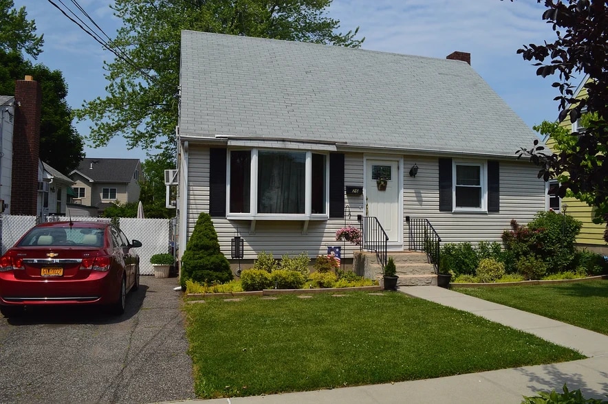 Primary Photo - 26 Canterbury Ave