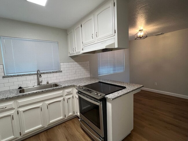 Building Photo - 470 Java St