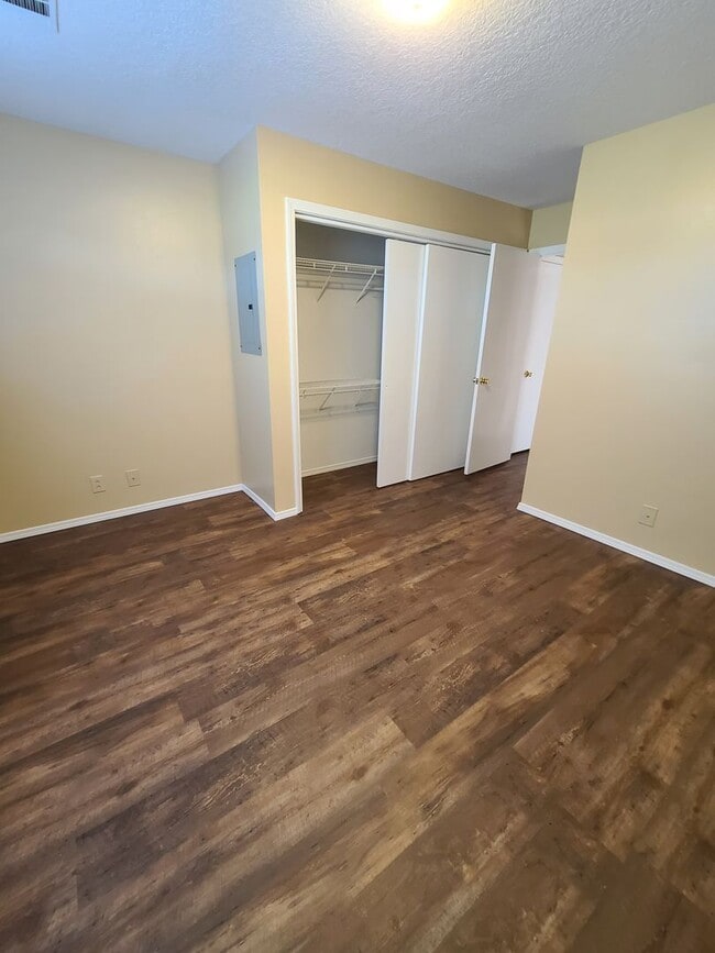 Building Photo - Large One Bedroom