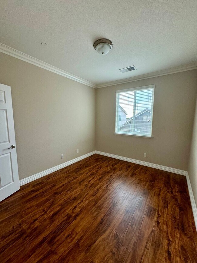 Building Photo - Beautiful 3 Bed 2.5 Bath in Copper River