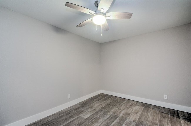 Building Photo - 915 Brook Forest Dr