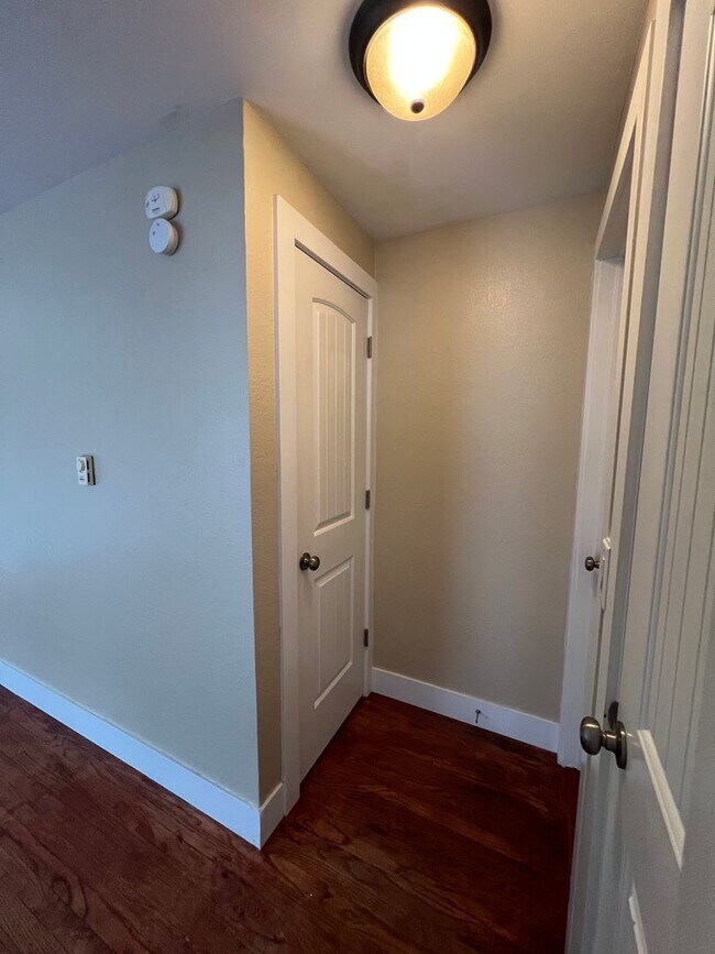 Building Photo - Girgis Duplex