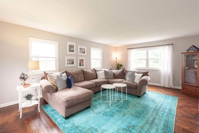 Building Photo - Beautiful home located in Sycamore Knolls!